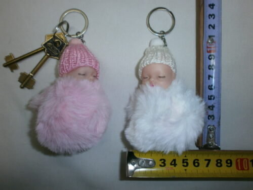 LLAVERO CON BEBE DORMIDO 12 CM POMPOM